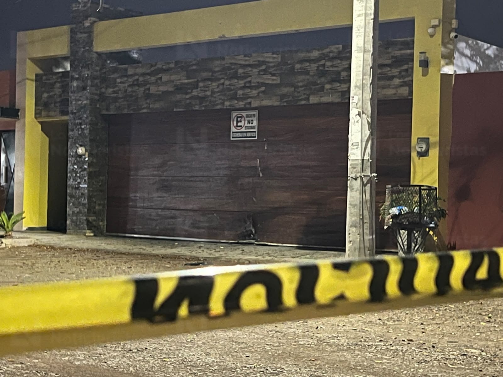 Revientan portón de vivienda con artefacto explosivo en Las Ilusiones, en Culiacán