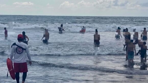Rescatan a 17 bañistas y un pescador en playas de Mazatlán, Sinaloa, durante intensa jornada de salvamento
