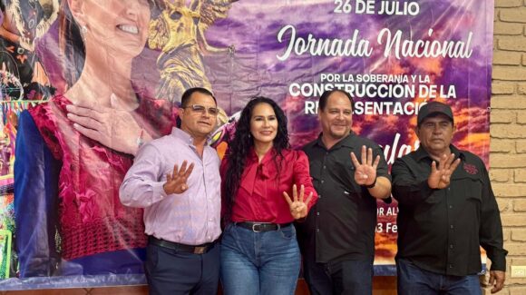 Sandro Navarro en Guamúchil, Sinaloa, levanta la mano para competir por un cargo de elección popular en Morena