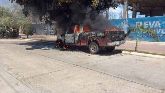 Camioneta es consumida por el fuego en Cerritos, Mazatlán; presunto cortocircuito habría provocado el incendio