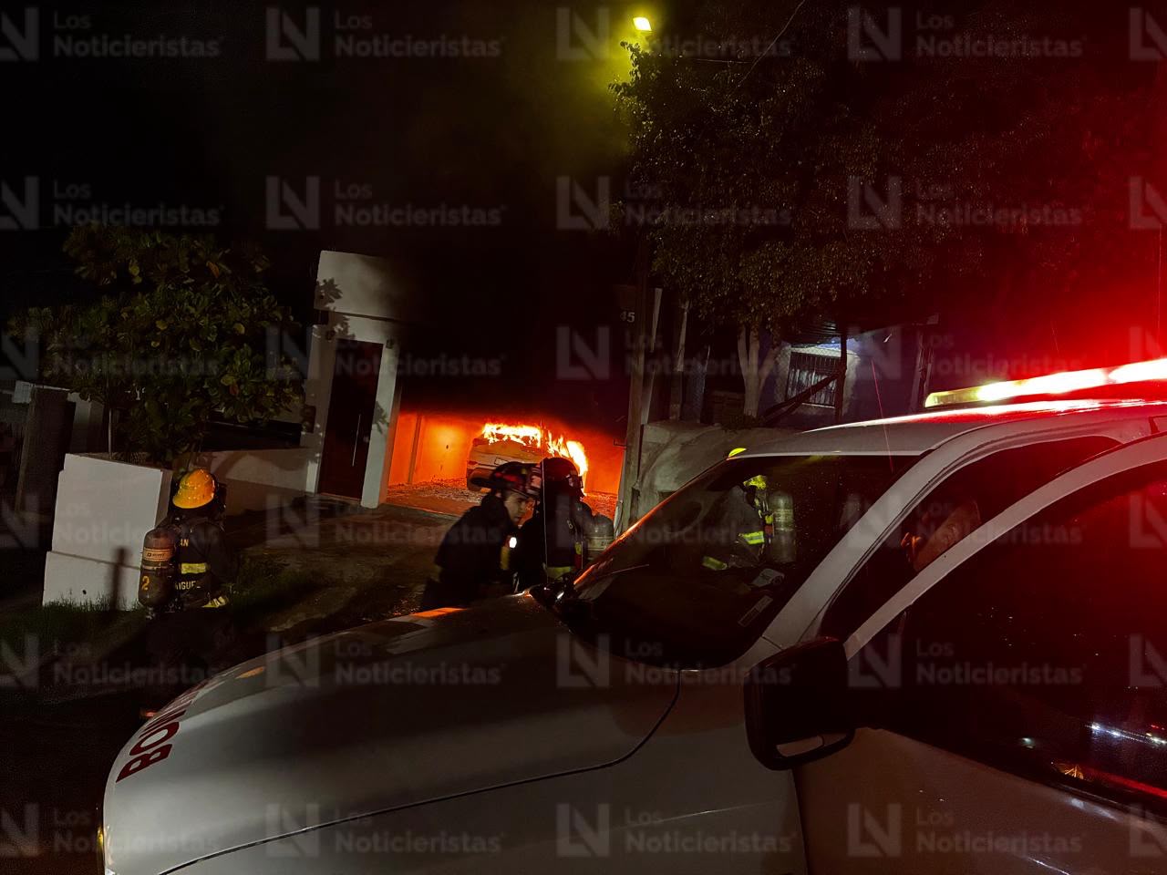Arde camioneta en domicilio de la Francisco I. Madero, en Culiacán