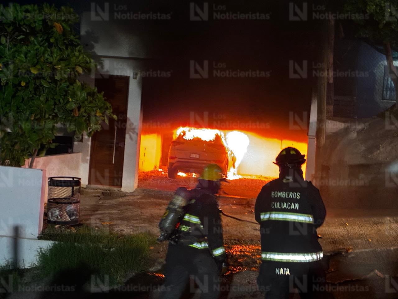 Arde camioneta en domicilio de la Francisco I. Madero, en Culiacán