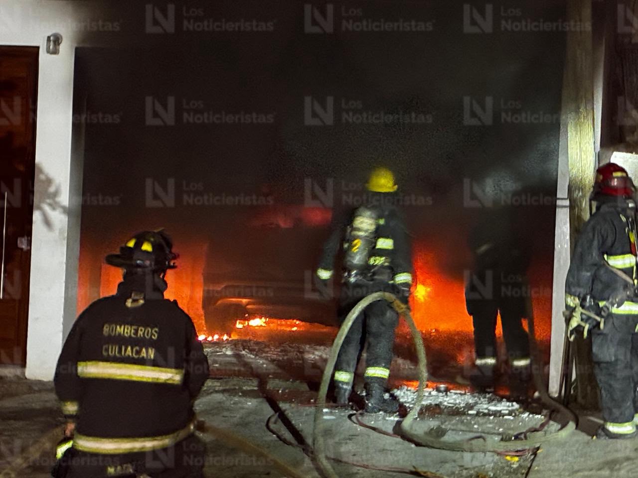 Arde camioneta en domicilio de la Francisco I. Madero, en Culiacán