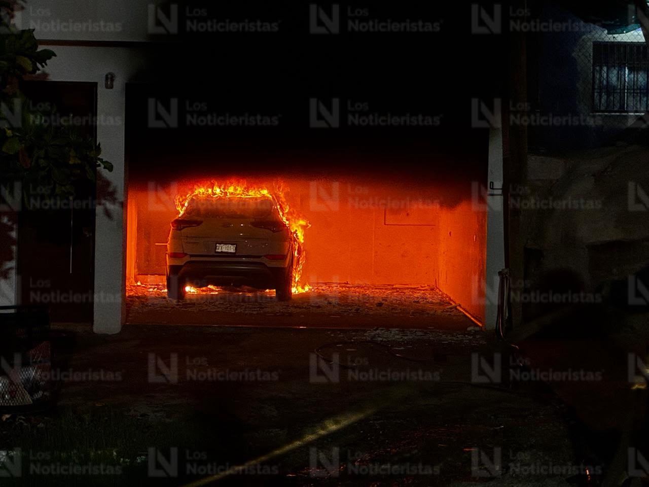 Arde camioneta en domicilio de la Francisco I. Madero, en Culiacán