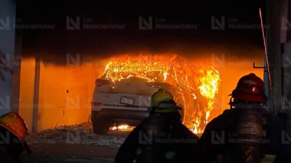 Se incendia camioneta en la cochera de un domicilio en la colonia Francisco I. Madero de Culiacán, Sinaloa
