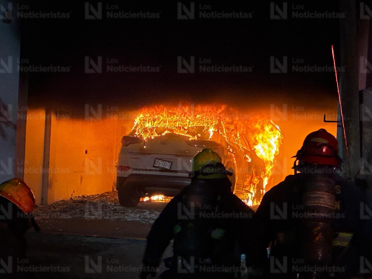 Arde camioneta en domicilio de la Francisco I. Madero, en Culiacán