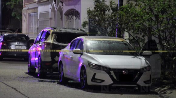 Estallido e incendio dañan dos vehículos estacionados en el fraccionamiento Alameda, en Mazatlán, Sinaloa