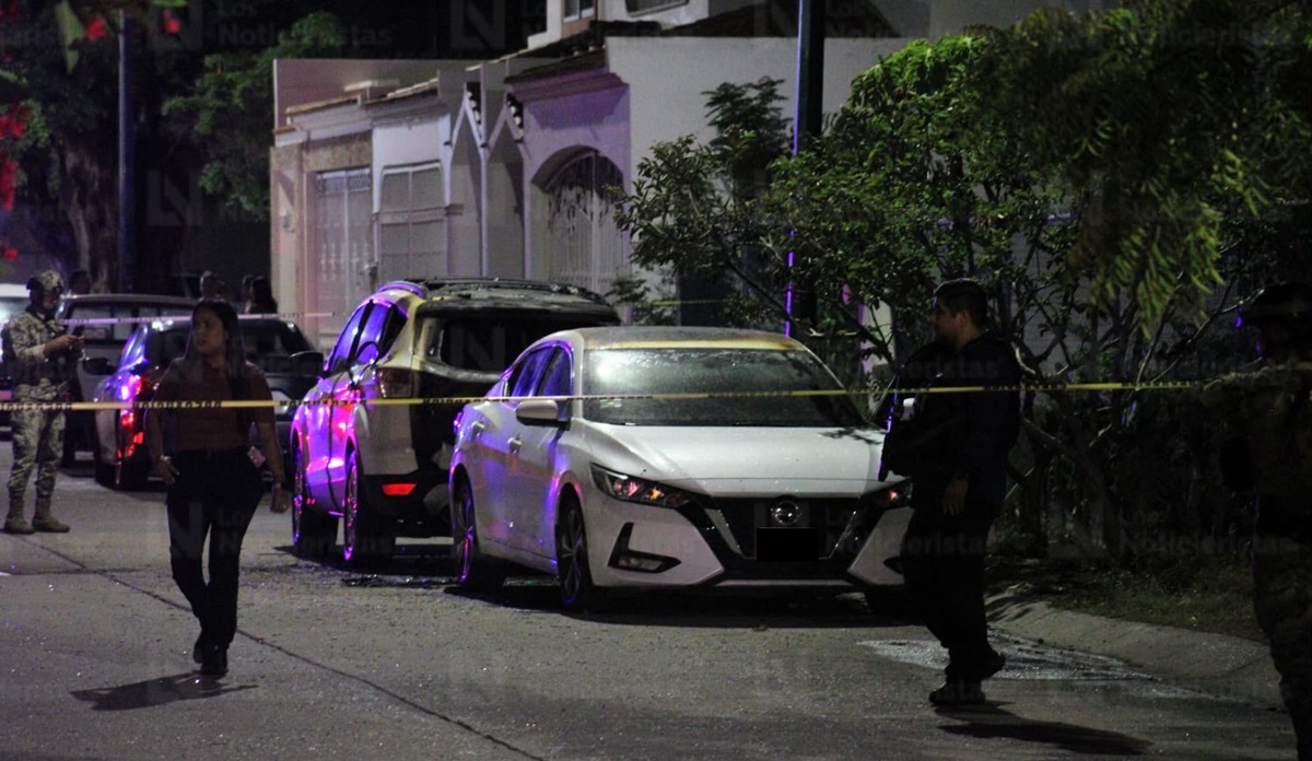 Se incendian dos vehículos en el fraccionamiento Alameda, en Mazatlán