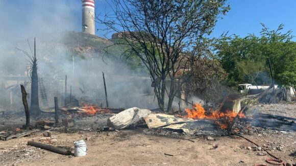 Voraz incendio arrasa con tres viviendas de madera y cartón en el puerto de Topolobampo, Sinaloa