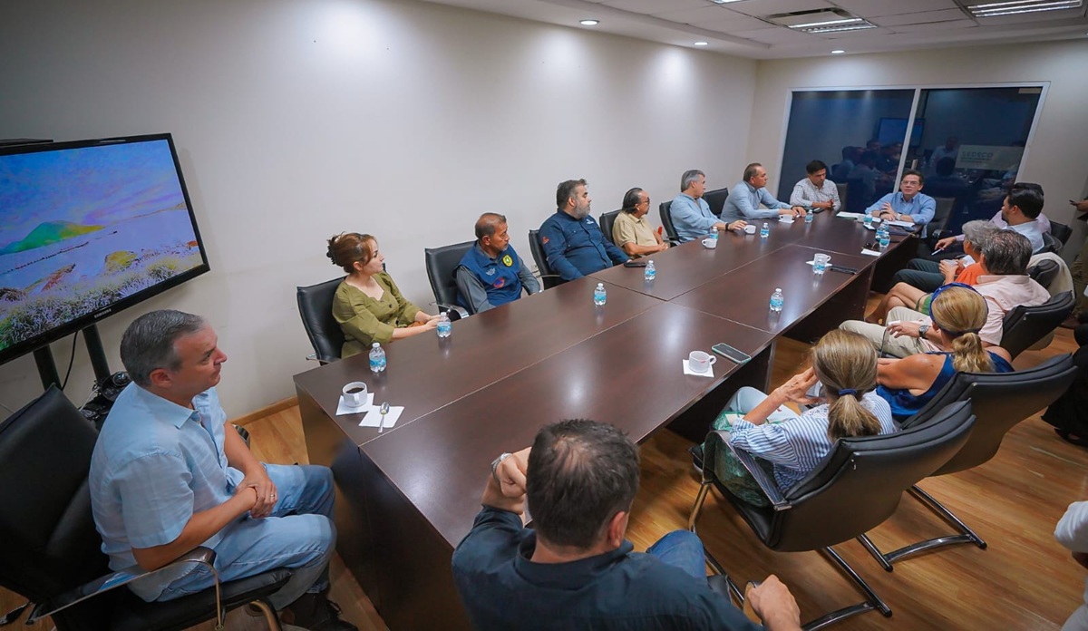 Se reúne secretario de Economía con locatarios de la Plaza Fiesta Las Palmas, en Los Mochis