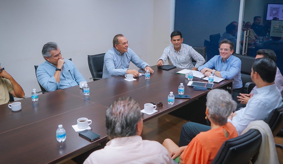Se reúne secretario de Economía con locatarios de la Plaza Fiesta Las Palmas, en Los Mochis