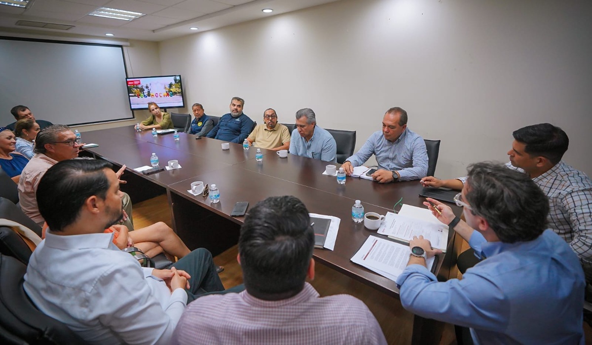 Se reúne secretario de Economía con locatarios de la Plaza Fiesta Las Palmas, en Los Mochis