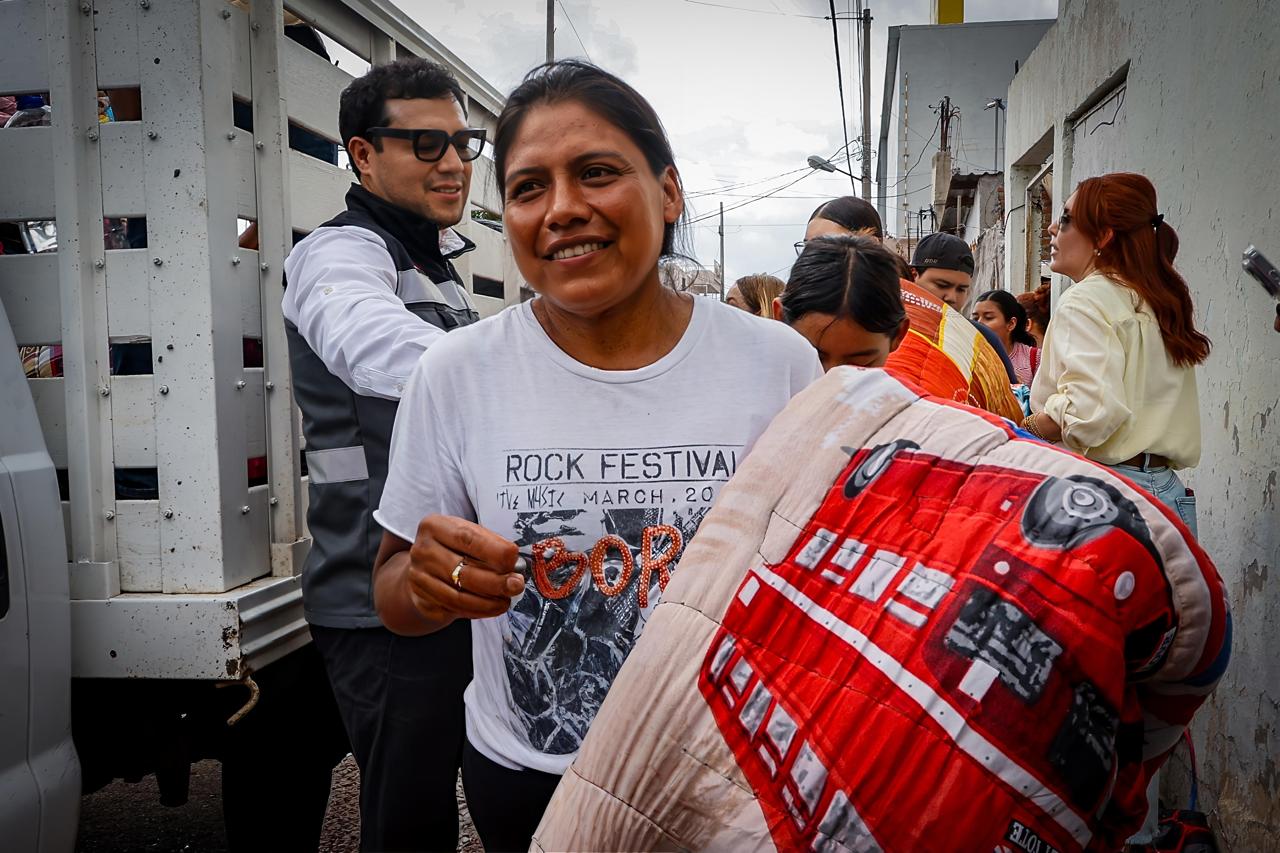 Sebides entrega apoyos en Villa Juárez, Navolato