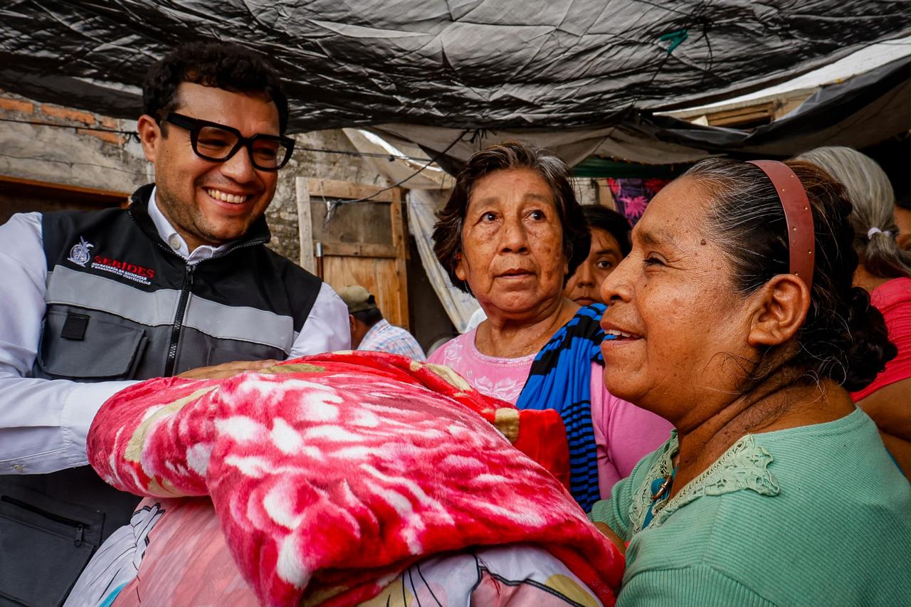 Sebides entrega apoyos en Villa Juárez, Navolato
