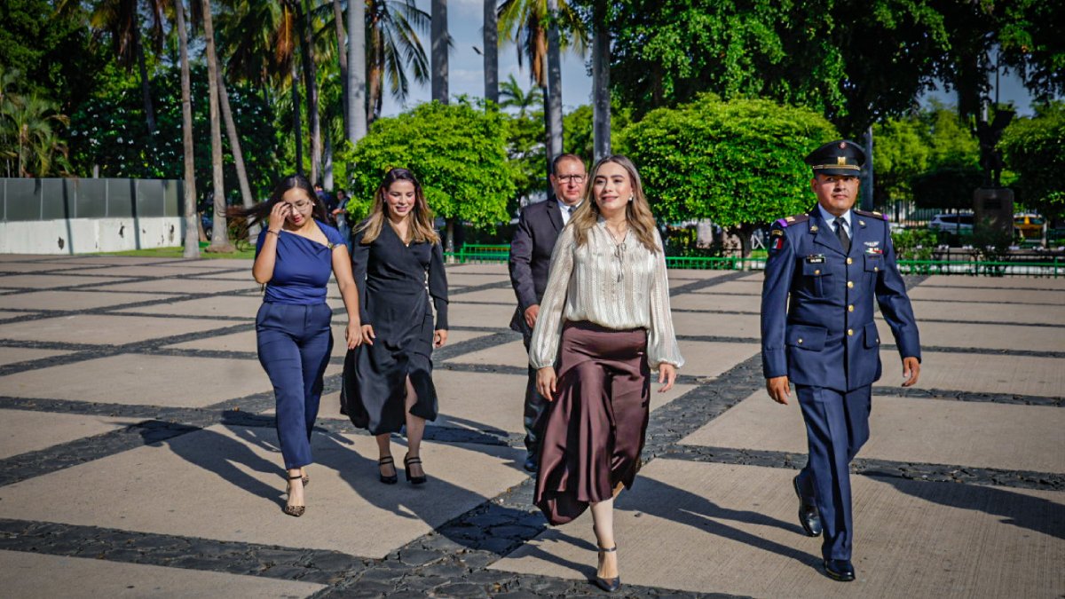 secretaria de las mujeres brenda rocio garcia felix en homenaje