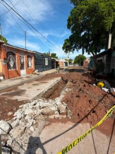 Supervisa Antonio Menéndez reposición de colector sanitario en la colonia Texas