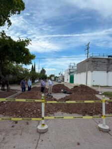 Supervisa Antonio Menéndez reposición de colector sanitario en la colonia Texas