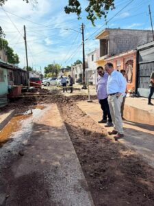 Supervisa Antonio Menéndez reposición de colector sanitario en la colonia Texas