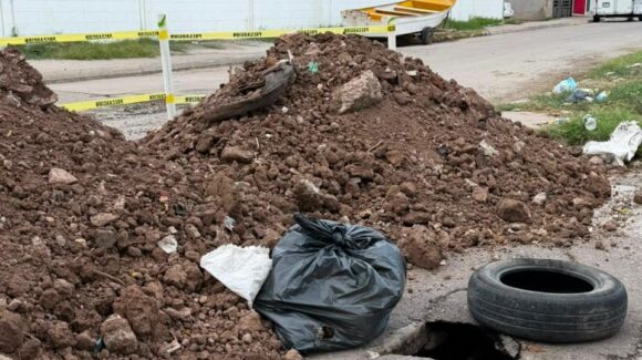 Supervisa Antonio Menéndez reposición de colector sanitario en la colonia Texas, y nuevo socavón en Álamos II