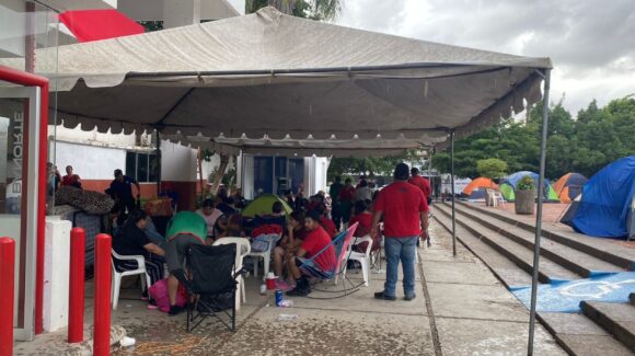 Lluvia sorprende a sindicalizados del Stashag en pleno cuarto día de huelga en Guasave