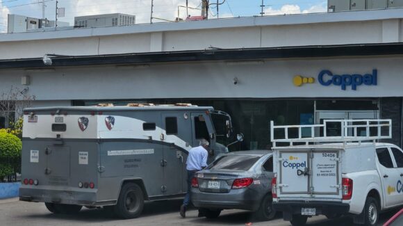 Sujeto se lleva 30 mil pesos tras asalto a un banco en Culiacán