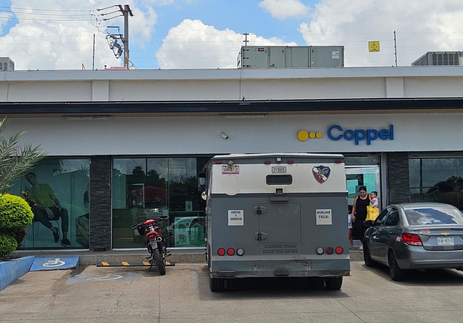 Sujeto se lleva 30 mil pesos tras asalto a un banco en Culiacán