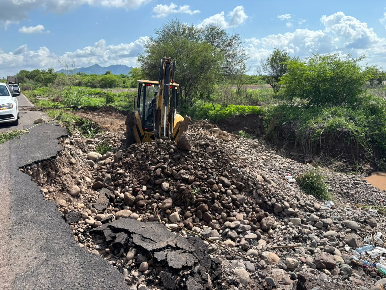 Obras Públicas estatal supervisa daños en carreteras tras fuertes lluvias