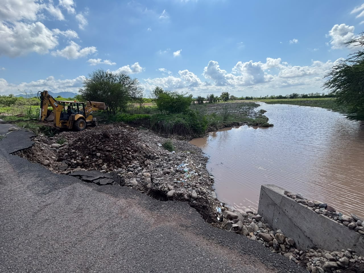 Obras Públicas estatal supervisa daños en carreteras tras fuertes lluvias