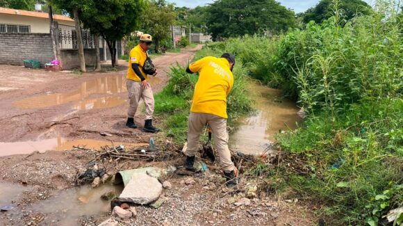 Escuinapa, Sinaloa, mantiene saldo blanco tras intensas lluvias; Protección Civil alerta por basura y escombro en canales