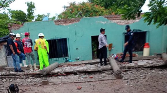 Lluvias y humedad provocan el colapso del techo de una vivienda en Guasave, Sinaloa; una menor resulta lesionada