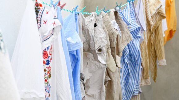 Así funciona la técnica japonesa del “tendido arcoíris” para secar ropa dentro de casa