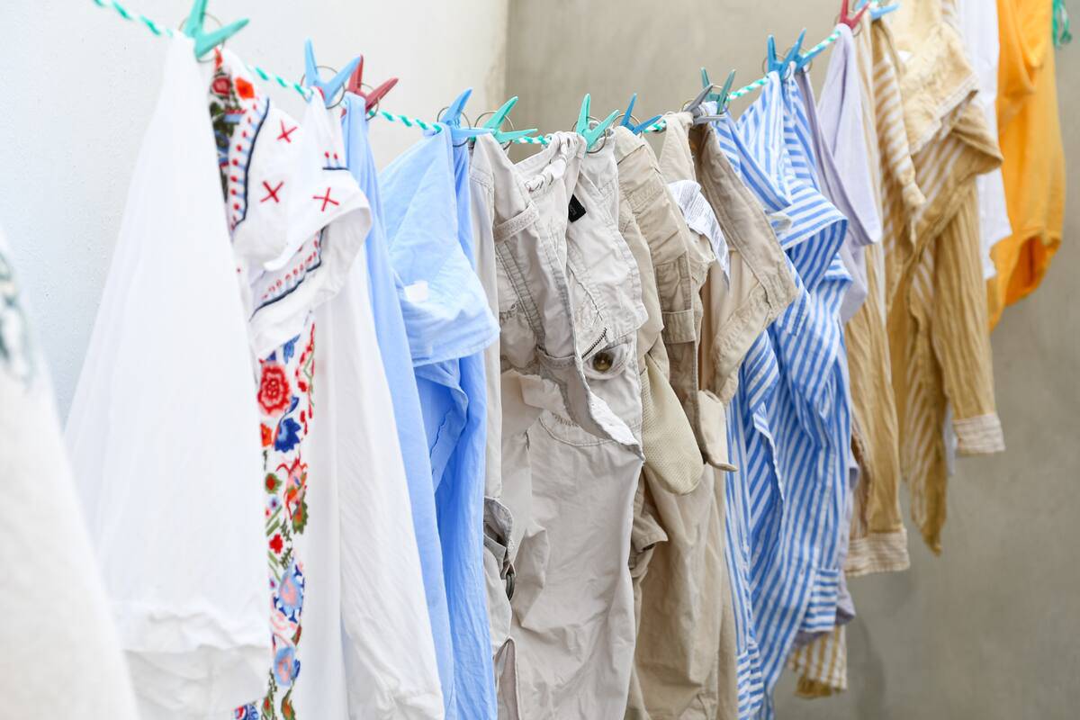 Así funciona la técnica japonesa del “tendido arcoíris” para secar ropa dentro de casa