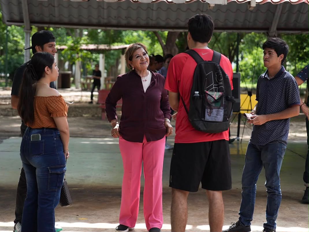 Tere Guerra con ciudadanos en el parque La Jaula, Culiacán