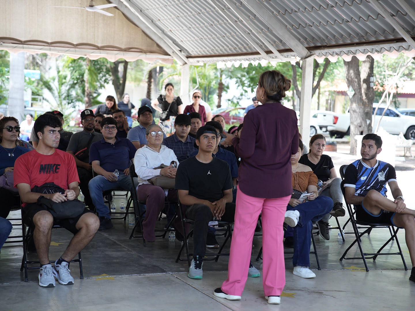 Tere Guerra con ciudadanos en el parque La Jaula, Culiacán