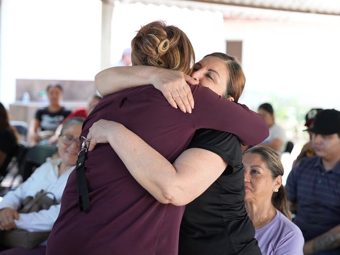 Tere Guerra con ciudadanos en el parque La Jaula, Culiacán