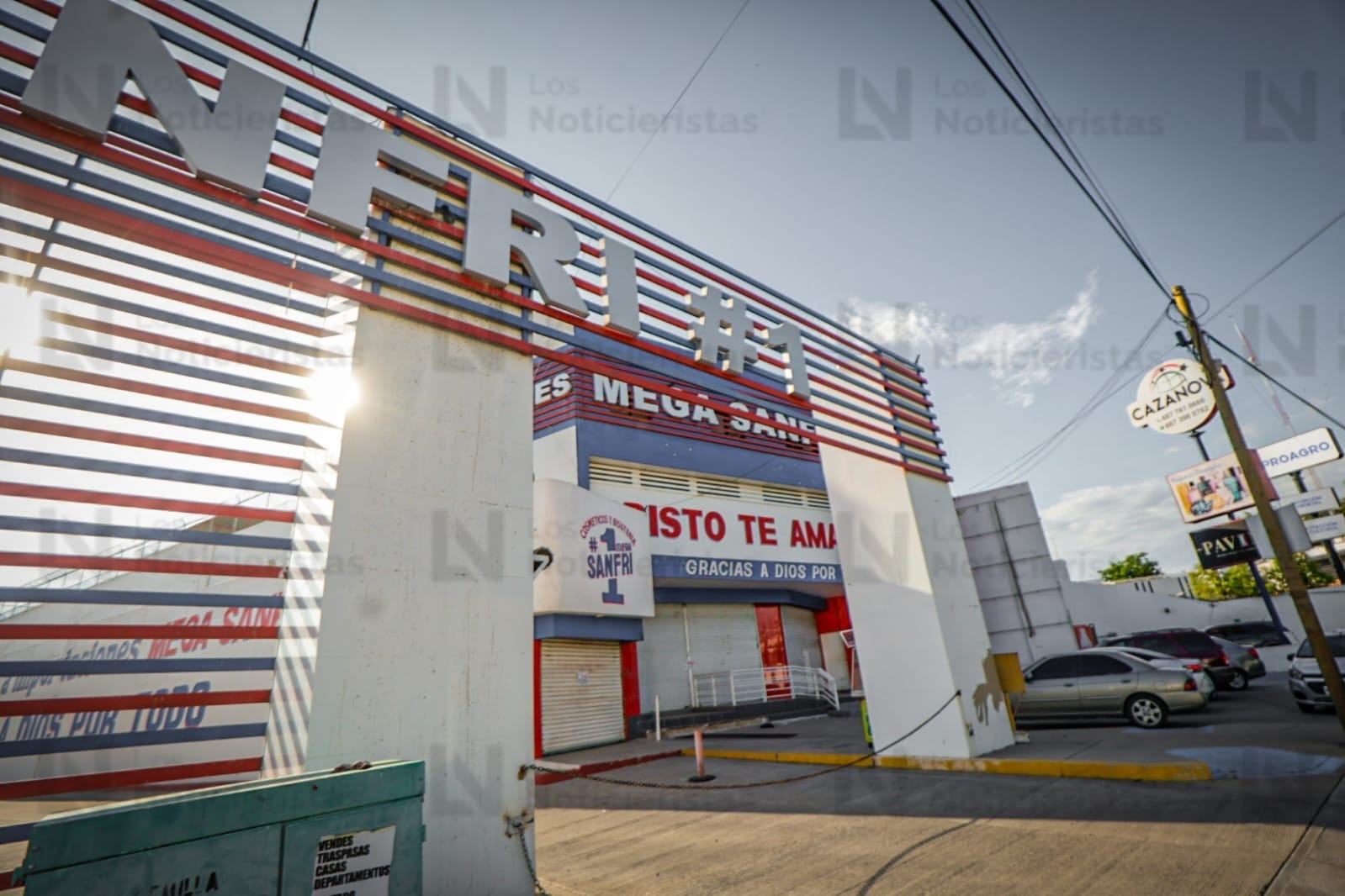 FGR asegura la tienda de importaciones Mega Sanfri en Culiacán