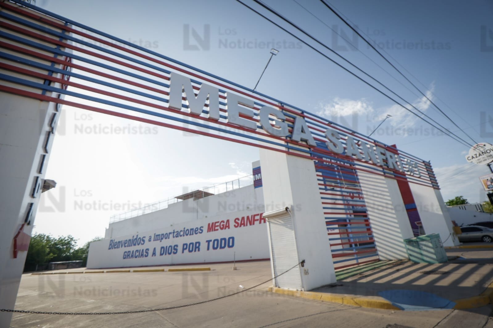 FGR asegura la tienda de importaciones Mega Sanfri en Culiacán
