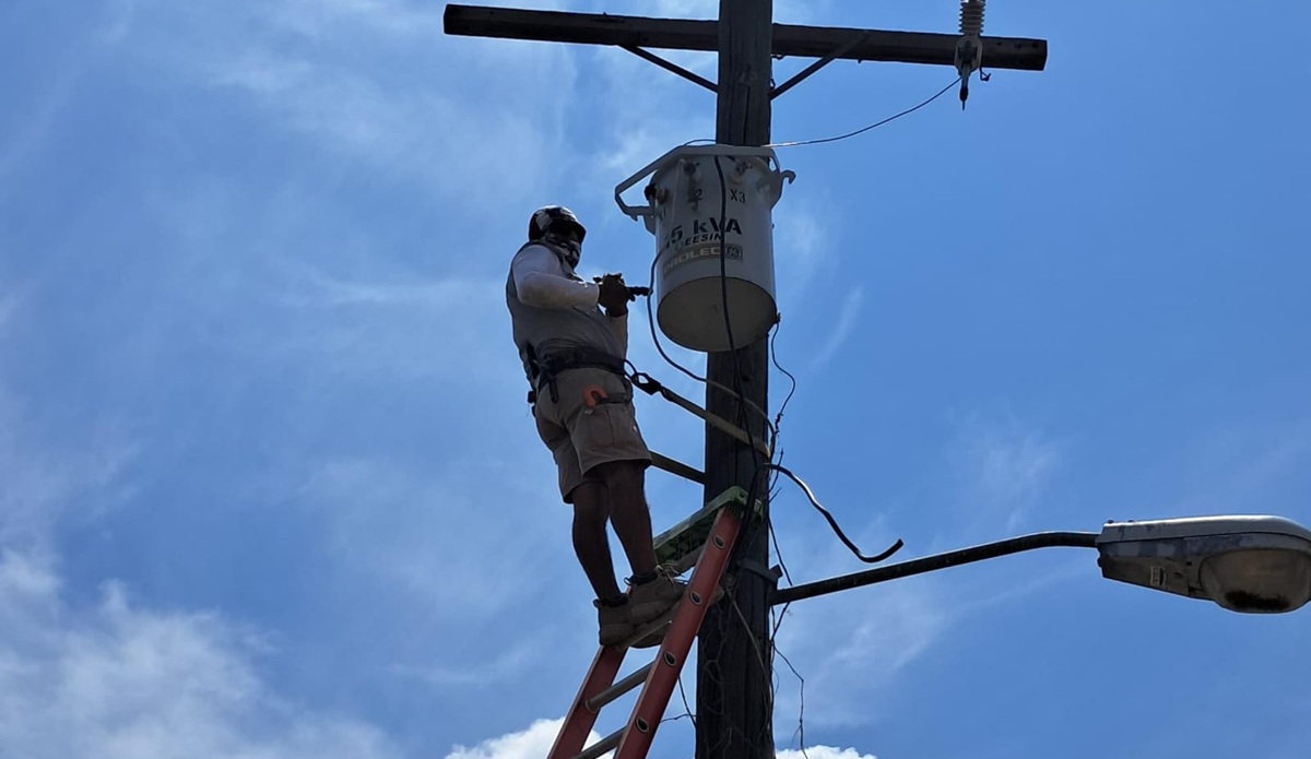 Trabajador en transformador de la CFE