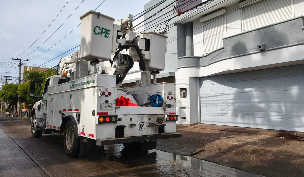 CFE sigue rehabilitando suministro eléctrico en Mazatlán