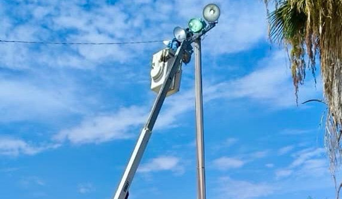 CFE sigue rehabilitando suministro eléctrico en Mazatlán