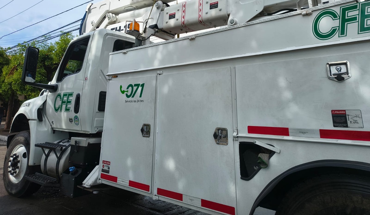 CFE sigue rehabilitando suministro eléctrico en Mazatlán