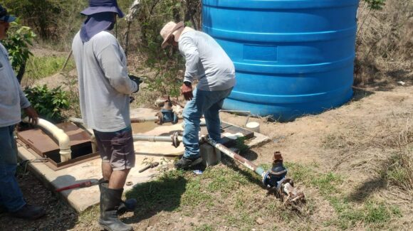 Fuga deja sin agua a Los Limones en la zona rural de Mazatlán, Sinaloa; Jumapam activa operativo emergente con pipas y restablece el servicio