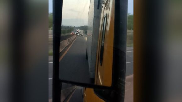 Choque de tractocamión provoca reducción de carriles en la autopista Mazatlán-Culiacán, Sinaloa