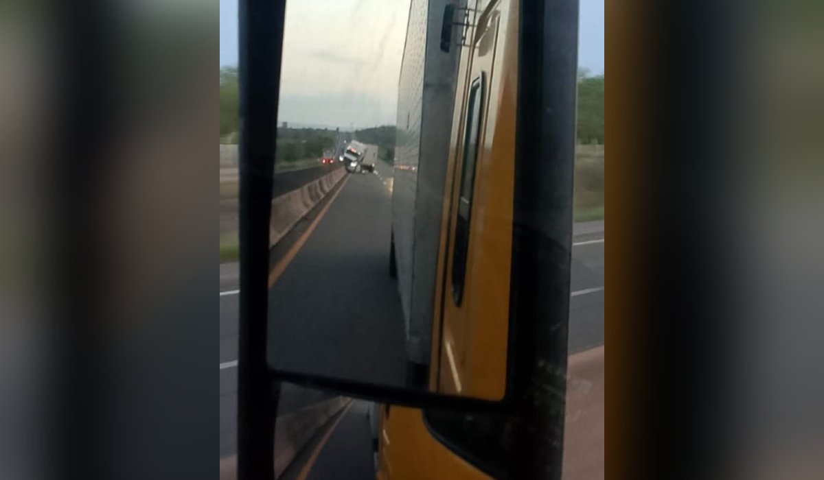 Tractocamión choca contra muro de contención en la Mazatlán-Culiacán