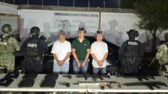 Traían fusiles M4 y AR-15; tras persecución detienen a tres hombres en Culiacán, Sinaloa