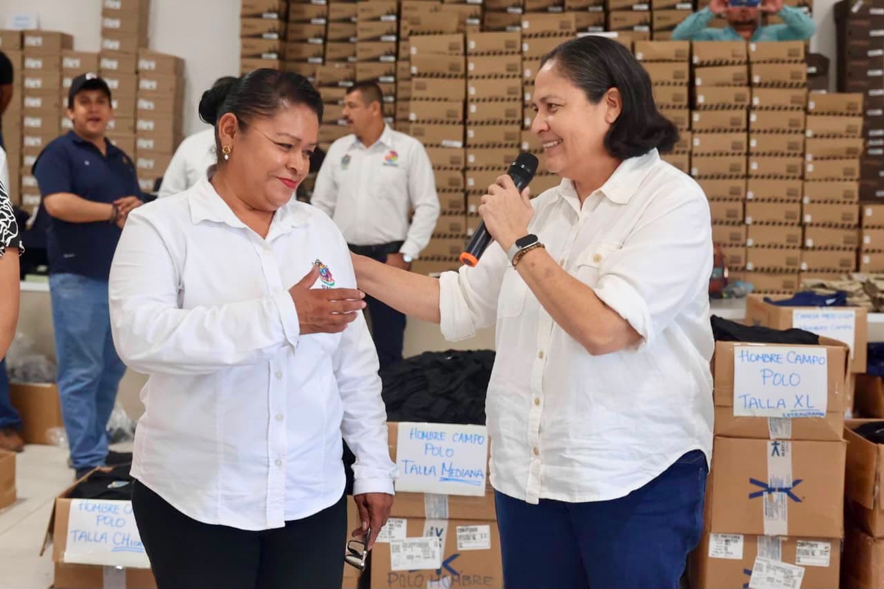 Ayuntamiento de Mazatlán entrega 942 paquetes de uniformes Stasam