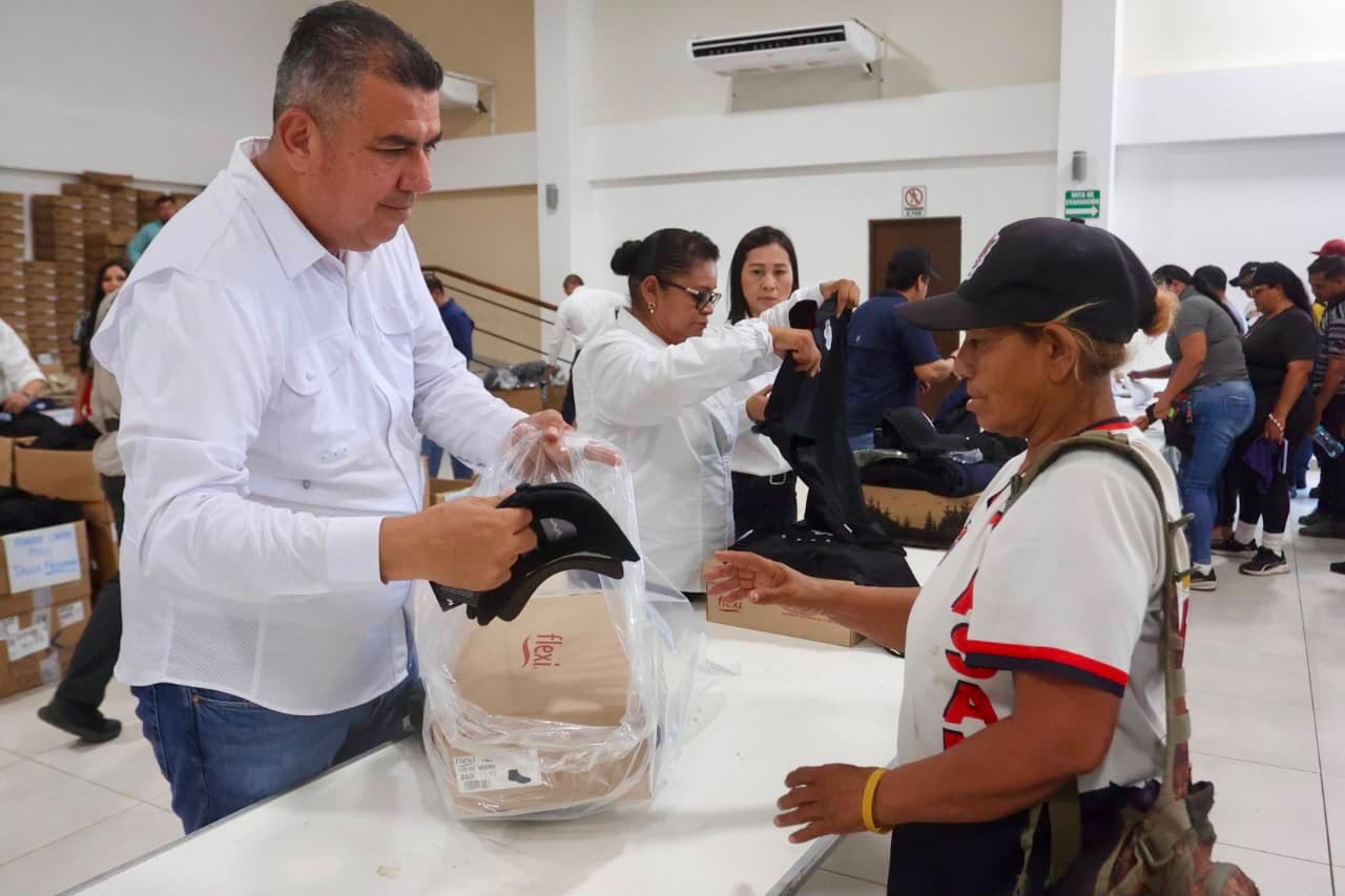Ayuntamiento de Mazatlán entrega 942 paquetes de uniformes Stasam