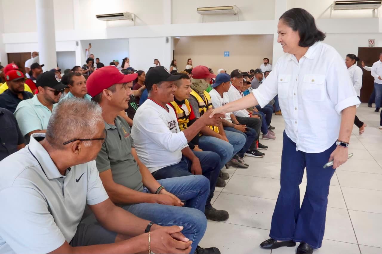 Ayuntamiento de Mazatlán entrega 942 paquetes de uniformes Stasam