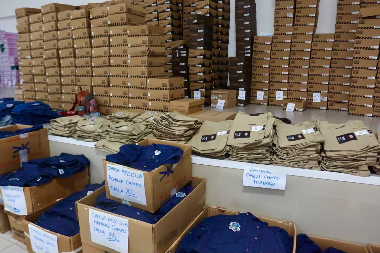 Ayuntamiento de Mazatlán entrega 942 paquetes de uniformes Stasam