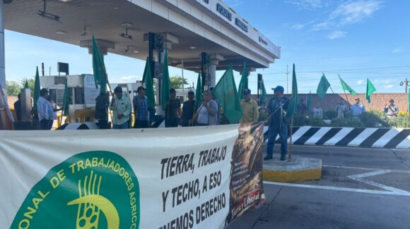 Productores levantan plantón en la caseta de Cuatro Caminos, Guasave, Sinaloa, tras acuerdos con la Secretaría de Gobernación